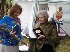 Apdovanojimą L. Jastramskienei (kairėje) įteikia LŽS pirmininko pavaduotoja A. Žemaitytė – Petrauskienė.Gedimino Zemnicko nuotrauka 